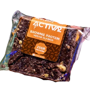 Brownie de proteínas naranja vegano.